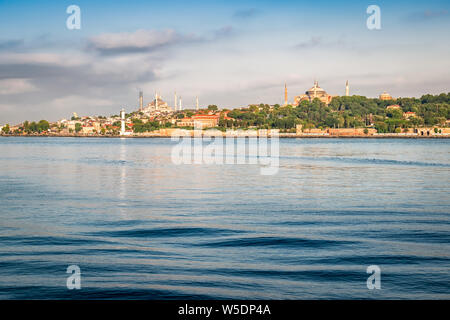 Des toits de la vieille ville avec la mosquée et Bosphore à Istanbul, Turquie. Banque D'Images