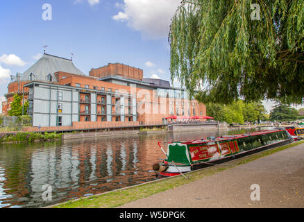 15-04 Canal sur la rivière Avon passant le Royal Shakespeare Theatre à travers la ville de Stratford Upon Avon, Warwickshire, Angleterre Banque D'Images