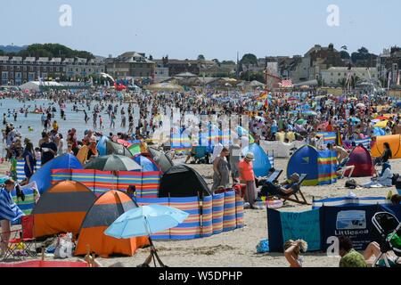 Weymouth, Dorset, UK. 28 juillet 2019. Météo britannique. Vacanciers et baigneurs pack la plage à la station balnéaire de Weymouth, dans le Dorset sur une chaude après-midi ensoleillé. Crédit photo : Graham Hunt/Alamy Live News Banque D'Images