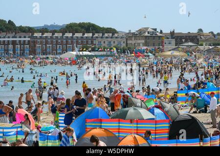 Weymouth, Dorset, UK. 28 juillet 2019. Météo britannique. Vacanciers et baigneurs pack la plage à la station balnéaire de Weymouth, dans le Dorset sur une chaude après-midi ensoleillé. Crédit photo : Graham Hunt/Alamy Live News Banque D'Images