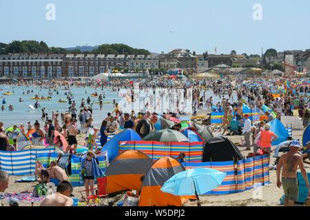 Weymouth, Dorset, UK. 28 juillet 2019. Météo britannique. Vacanciers et baigneurs pack la plage à la station balnéaire de Weymouth, dans le Dorset sur une chaude après-midi ensoleillé. Crédit photo : Graham Hunt/Alamy Live News Banque D'Images