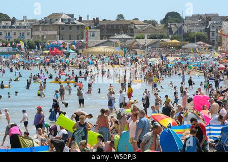 Weymouth, Dorset, UK. 28 juillet 2019. Météo britannique. Vacanciers et baigneurs pack la plage à la station balnéaire de Weymouth, dans le Dorset sur une chaude après-midi ensoleillé. Crédit photo : Graham Hunt/Alamy Live News Banque D'Images