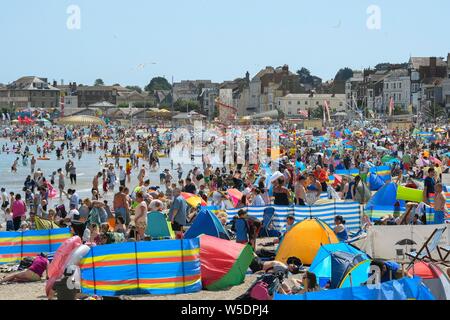 Weymouth, Dorset, UK. 28 juillet 2019. Météo britannique. Vacanciers et baigneurs pack la plage à la station balnéaire de Weymouth, dans le Dorset sur une chaude après-midi ensoleillé. Crédit photo : Graham Hunt/Alamy Live News Banque D'Images