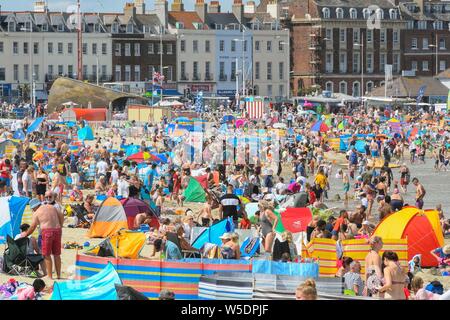 Weymouth, Dorset, UK. 28 juillet 2019. Météo britannique. Vacanciers et baigneurs pack la plage à la station balnéaire de Weymouth, dans le Dorset sur une chaude après-midi ensoleillé. Crédit photo : Graham Hunt/Alamy Live News Banque D'Images