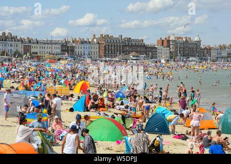 Weymouth, Dorset, UK. 28 juillet 2019. Météo britannique. Vacanciers et baigneurs pack la plage à la station balnéaire de Weymouth, dans le Dorset sur une chaude après-midi ensoleillé. Crédit photo : Graham Hunt/Alamy Live News Banque D'Images