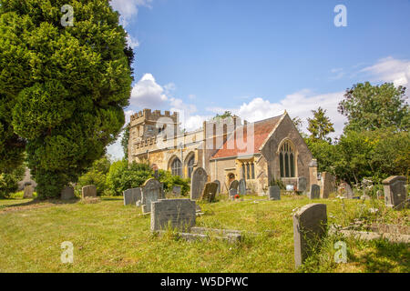 Le cimetière du village et les pierres tombales à l'église tous Saints Weston Sur Avon Warwickshire Angleterre Royaume-Uni un bâtiment classé Grade I Banque D'Images