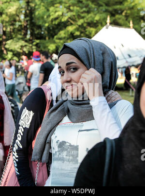 Jeunes femmes musulmanes debout dans un parc, l'hijab Banque D'Images
