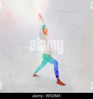 Belle asiatique spirituel Korean American Woman in rainbow warrior infusés de présenter. Banque D'Images