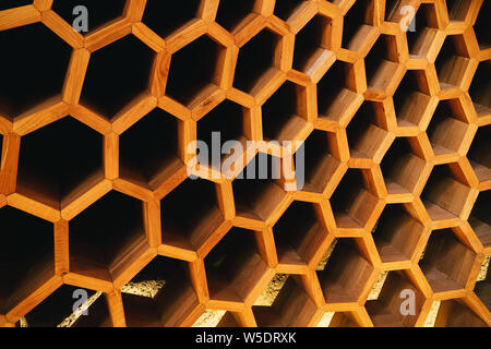 Big gold color d'abeilles en bois. Une partie d'une décoration murale en bois. Situé dans une boutique de souvenirs dans le château de Bled sur le lac de Bled en Slovénie Banque D'Images