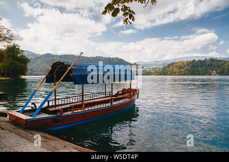 Vue sur le lac de Bled pur avec un bateau Pletna Les vide traditionnel pour les touristes. Concept de voyage Banque D'Images