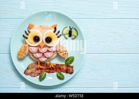 Fun food for kids - cute little owl toast sandwich avec des saucisses et des œufs Banque D'Images