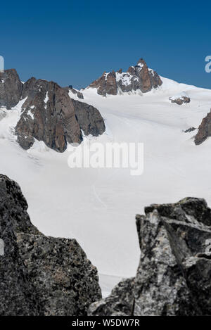 Aiguille du Midi et mer de glace vu de côté italien des Alpes, Courmayeur, Italie, Alpes, Europe Banque D'Images