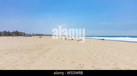 California USA. Le 30 mai 2019. Les gens sur la plage de Venice. Côte de l'océan pacifique de Los Angeles. Ciel bleu et mer Banque D'Images