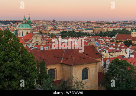 Cityscape sur les toits de la Vieille Ville Prague vue depuis le quartier de Mala Strana avec escalier du Château de Prague avec alley, bâtiments historiques Banque D'Images