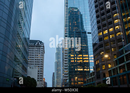 Los Angeles, Californie, États-Unis. Le 1er juin 2019. Gratte-ciel allumé, fond de ciel bleu, soir de printemps Banque D'Images