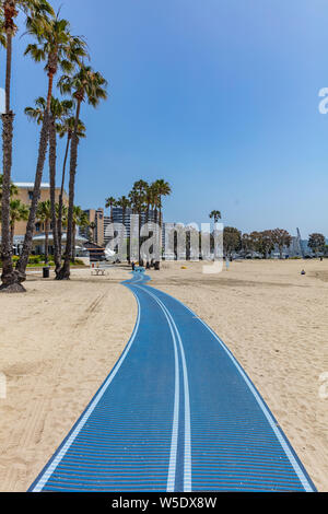 California USA. Le 30 mai 2019. Couleur bleu allée sur Marina del Rey de sable, de palmiers et d'hôtels. Jour de printemps Ensoleillé Banque D'Images