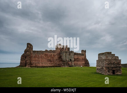 Le 14e siècle forteresse de Château de Tantallon dans East Lothian en Écosse avec le Firth of Forth au loin et un ancien pigeonnier dans la f Banque D'Images