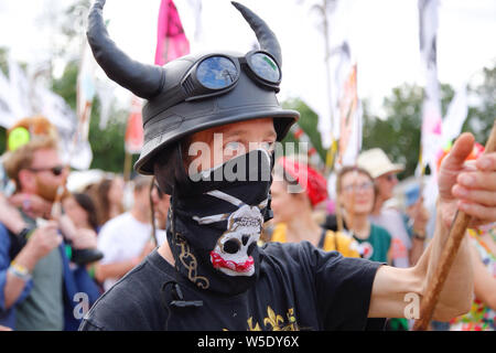 Malmesbury, Wiltshire. 26 juillet 2019. Dimanche après-midi, à la période de carnaval est festival Womad et cette procession années dans la foule est une célébration du 50e anniversaire de la lune. - Womad World of Music, Arts and Dance festival qui a eu lieu dans le magnifique parc du Charlton Park. Credit : Casper Farrell/Alamy News Banque D'Images