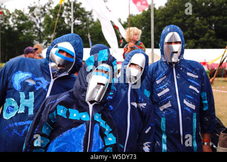 Malmesbury, Wiltshire. 26 juillet 2019. Dimanche après-midi, à la période de carnaval est festival Womad et cette procession années dans la foule est une célébration du 50e anniversaire de la lune. - Womad World of Music, Arts and Dance festival qui a eu lieu dans le magnifique parc du Charlton Park. Credit : Casper Farrell/Alamy News Banque D'Images