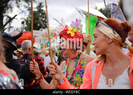 Malmesbury, Wiltshire. 26 juillet 2019. Dimanche après-midi, à la période de carnaval est festival Womad et cette procession années dans la foule est une célébration du 50e anniversaire de la lune. - Womad World of Music, Arts and Dance festival qui a eu lieu dans le magnifique parc du Charlton Park. Credit : Casper Farrell/Alamy News Banque D'Images