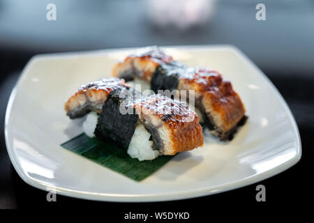 L'anguille Unagi sushi, la cuisine japonaise traditionnelle, on white plate Banque D'Images