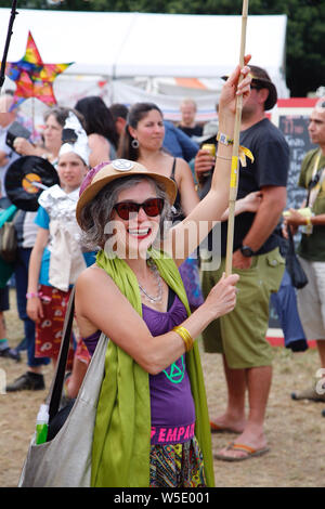 Malmesbury, Wiltshire, Royaume-Uni. 28 juillet 2019. Dimanche après-midi, à la période de carnaval est festival Womad et cette procession années dans la foule est une célébration du 50e anniversaire de la lune. - Womad World of Music, Arts and Dance festival qui a eu lieu dans le magnifique parc du Charlton Park. Credit : Casper Farrell/Alamy Live News Banque D'Images