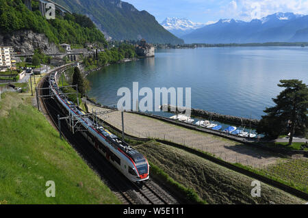 Train de quitter la gare de Montreux sur le lac Léman en Suisse Banque D'Images