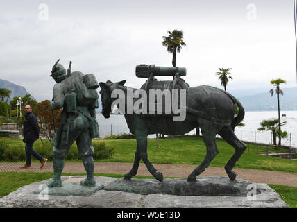 Monument aux troupes alpines sur la promenade de Stresa, Lac Majeur, Italie Banque D'Images