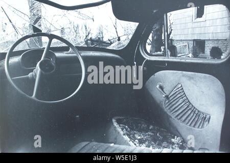 Noir et blanc Fine art Photography à partir des années 1970 de l'intérieur d'une voiture Volkswagen Beetle Bug abandonnés. Banque D'Images