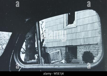 Noir et blanc Fine art Photography à partir des années 1970 de l'intérieur d'une voiture Volkswagen Beetle Bug abandonnés. Banque D'Images