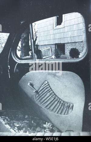 Noir et blanc Fine art Photography à partir des années 1970 de l'intérieur d'une voiture Volkswagen Beetle Bug abandonnés. Banque D'Images