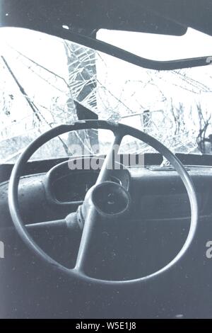 Noir et blanc Fine art Photography à partir des années 1970 de l'intérieur d'une voiture Volkswagen Beetle Bug abandonnés. Banque D'Images