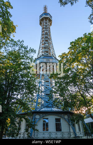 Metal Tour d'observation sur la colline de Petrin la capitale tchèque Prague avec deux plates-formes. Ancienne tour de radio dans le parc avec les arbres dans la evenin Banque D'Images