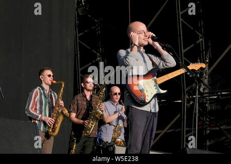 Crique de Lulworth, Dorset, UK. 28 juillet 2019. Bombay Bicycle Club live sur scène au Camp Bestival, Lulworth, dans le Dorset. Fletcher-Park Crédit : Dawn/Alamy Live News Banque D'Images