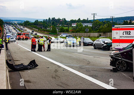 Wiesbaden, Allemagne. 28 juillet, 2019. Les sauveteurs sont debout sur le lieu d'un accident sur l'autoroute 3 près de Wiesbaden. Une course illégale aurait conduit à une accumulation de masse. Selon plusieurs témoins indépendants, quatre wagons ont été dans une course le dimanche, la police a dit. Photo : ---/Wiesbaden.112/dpa dpa : Crédit photo alliance/Alamy Live News Banque D'Images