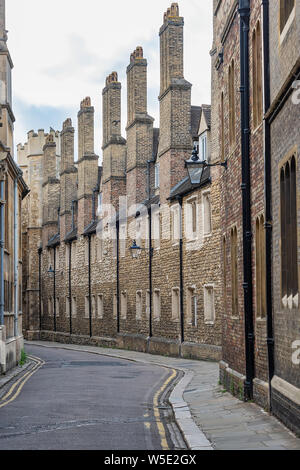 Cambridge, UK - Août 2018 : une ligne de cheminées en briques anciennes de l'Université Trinity Trinity lane situé dans la région de Cambridge, Royaume-Uni. Banque D'Images