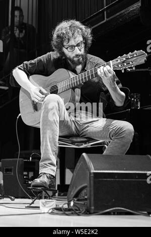 Brésilien musicien joue une guitare 7 cordes dans un concert Banque D'Images