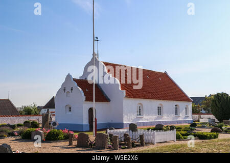 Mando Island, au Danemark. Juillet 27th, 2019 Eglise et Cimetière est vu sur l'île de Mando, Danemark le 27 juillet 2019 mand¿ est l'une des îles de la mer des Wadden danoise au large de la côte sud-ouest du Jutland, au Danemark dans la mer des Wadden, (mer du Nord). L'île couvre une superficie de 7,63 kilomètres carrés et compte 40 habitants. © Vadim Pacajev / Alamy Live News Banque D'Images