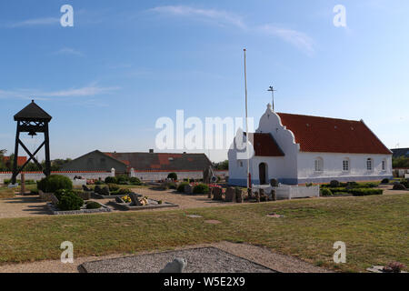 Mando Island, au Danemark. Juillet 27th, 2019 Eglise et Cimetière est vu sur l'île de Mando, Danemark le 27 juillet 2019 mand¿ est l'une des îles de la mer des Wadden danoise au large de la côte sud-ouest du Jutland, au Danemark dans la mer des Wadden, (mer du Nord). L'île couvre une superficie de 7,63 kilomètres carrés et compte 40 habitants. © Vadim Pacajev / Alamy Live News Banque D'Images