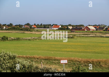 Mando Island, au Danemark. Juillet 27th, 2019 vue générale des bâtiments sur l'île, c'est vu sur l'île de Mando, Danemark le 27 juillet 2019 mand¿ est l'une des îles de la mer des Wadden danoise au large de la côte sud-ouest du Jutland, au Danemark dans la mer des Wadden, (mer du Nord). L'île couvre une superficie de 7,63 kilomètres carrés et compte 40 habitants. © Vadim Pacajev / Alamy Live News Banque D'Images