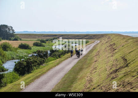 Mando Island, au Danemark. Juillet 27th, 2019 Les cyclistes sont observés sur l'île de Mando, Danemark le 27 juillet 2019 mand¿ est l'une des îles de la mer des Wadden danoise au large de la côte sud-ouest du Jutland, au Danemark dans la mer des Wadden, (mer du Nord). L'île couvre une superficie de 7,63 kilomètres carrés et compte 40 habitants.© Vadim Pacajev / Alamy Live News Banque D'Images
