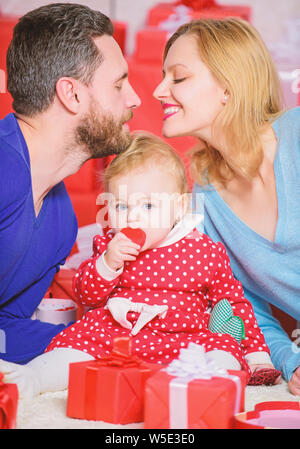 L'amour et la confiance dans la famille. Femme et homme barbu avec petite fille. Valentines Day. Journée pour célébrer leur amour. Le Shopping. Boxing day. père, mère et enfant doughter. Famille heureuse à présent fort. Banque D'Images