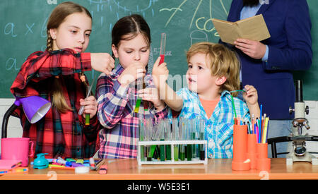 Promouvoir les intérêts scientifiques. Des connaissances pratiques. Enseigner aux enfants partageant des connaissances importantes. Avec l'expérience vient la connaissance. L'éducation formelle. Cours de chimie. L'interaction de groupe et de communication. Banque D'Images