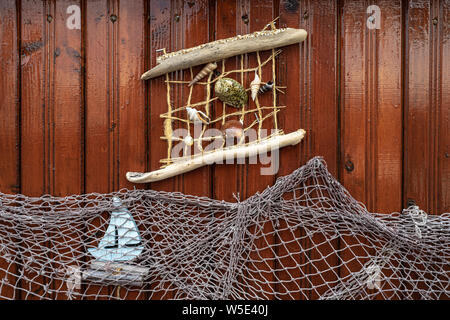 Arrière-plan d'un filet de pêche et les coquillages sur une surface en bois. Banque D'Images