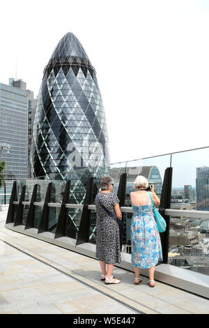 Visiteurs & Avis de gherkin building depuis le toit-jardin à 120 Fenchurch Street Ville de London financial district en été, Londres UK KATHY DEWITT Banque D'Images