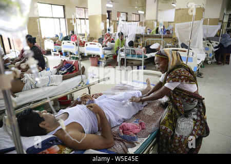 Le 28 juillet 2019, Dhaka, Bangladesh : les gens du Bangladesh souffrent de fièvre dengue recevoir un traitement médical dans le 'Shaheed Suhrawardy' collègue médical hôpital de Dhaka, Bangladesh, le 28 juillet 2019. La dengue a pris un virage sévère cette année avec un total de 10 528 personnes infectées avec la maladie transmise par les moustiques jusqu'à présent. C'est le nombre record de patients sont infectés par la maladie au cours des 18 dernières années au Bangladesh, selon les données de la Direction générale de la santé publique. Credit : Suvra Kanti Das/ZUMA/Alamy Fil Live News Banque D'Images