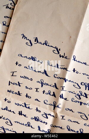 Un gros plan d'une lettre d'amour des années 1940, écrit pendant la Seconde Guerre mondiale, par un mari qui était un soldat dans l'armée britannique à sa femme. Banque D'Images