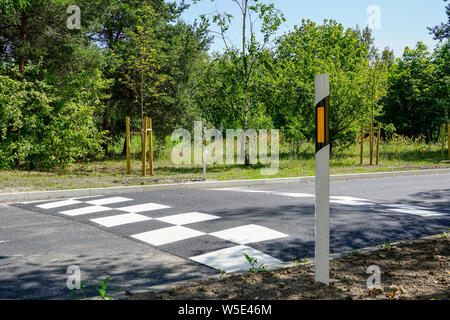 Sécurité routière nouveau ralentisseur sur une route asphaltée dans quartier résidentiel Banque D'Images