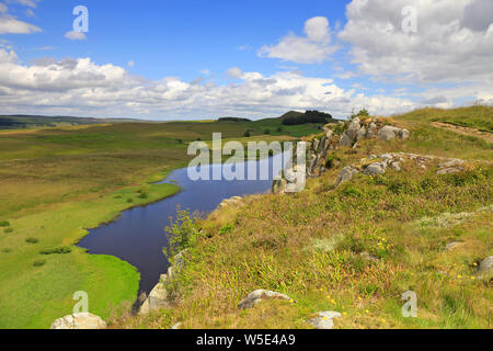 Crag Lough de mur d'Hadrien, l'UNESCO World Heritage Site, mur d'Hadrien, chemin, près de Hexham, Northumberland, Parc National de Northumberland, en Angleterre. Banque D'Images