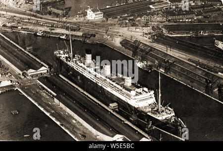 1930 Vue aérienne de la Cunard Liner Bérengère ( anciennement SS Imperator) à Southampton Docks, UK - au moment de son achèvement en juin 1913, il a été le plus grand navire à passagers dans le monde.- Entre 1934 et 1938, le navire a navigué le Southampton à New York route via Cherbourg. Pendant les années d'entre nous l'interdiction, Bérengère a été utilisé pour des croisières en esquivant la Prohibition, qui a attiré le surnom de "négocier" Banque D'Images